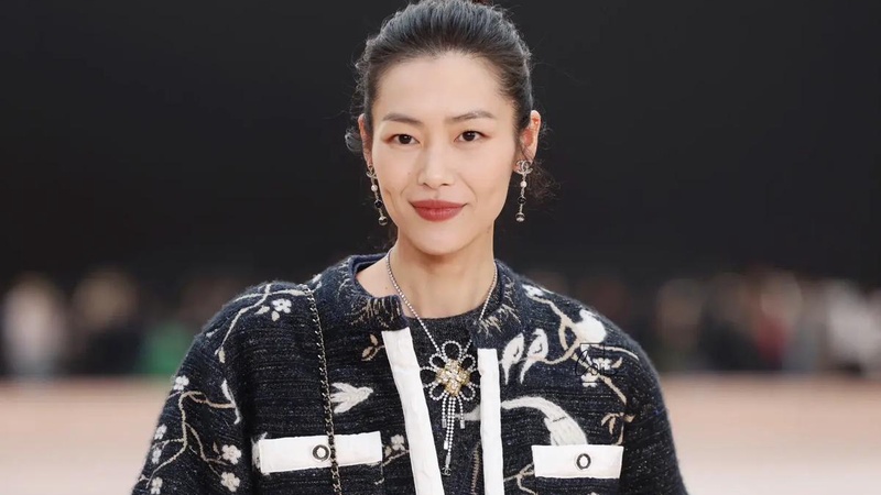 刘雯白纱战袍惊艳登Met Gala：松弛美撕裂红毯刻板印象